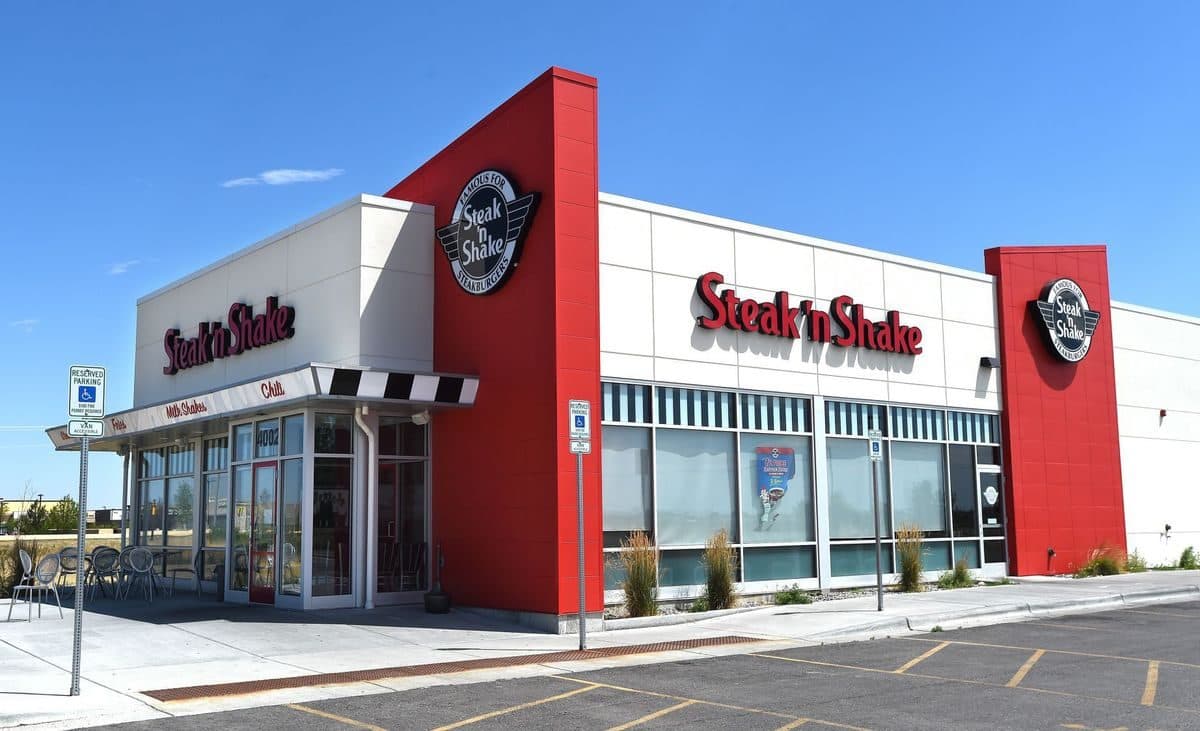 Steak n Shake restaurant exterior on sunny day.